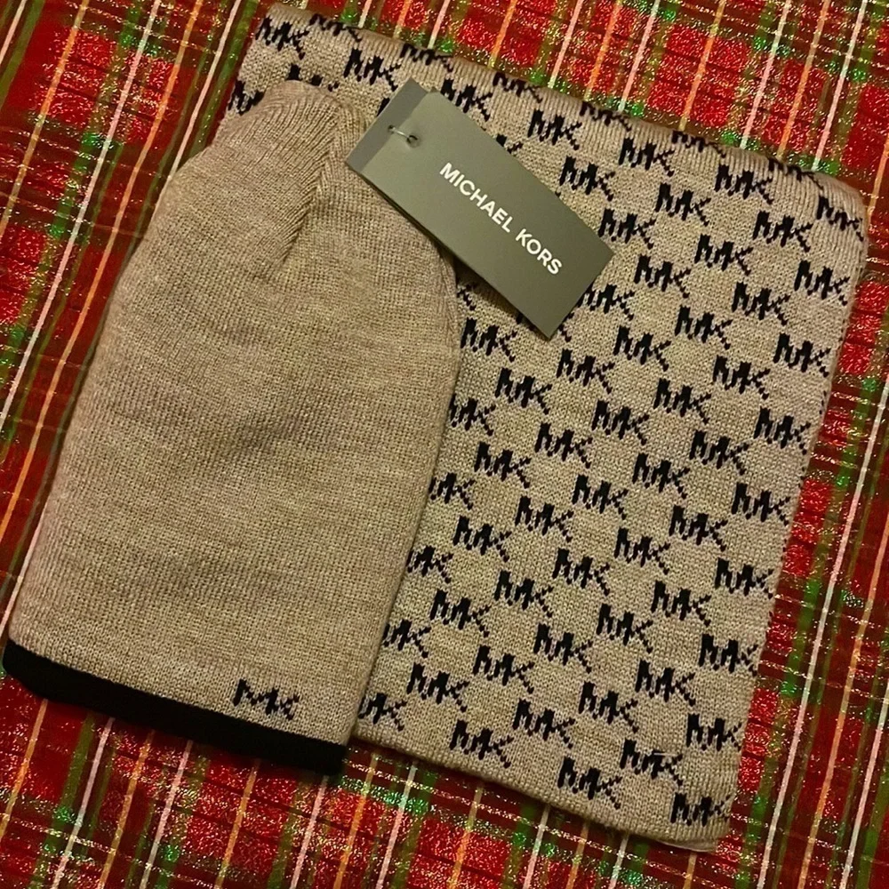 Brand New Michael Kors Men's Scarf & Reversible Hat Gift Set Logo